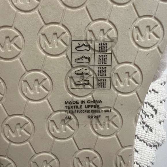 Michael Kors NWOT Gold Chain Cream Slippers SIZE 6m - Picture 5 of 5